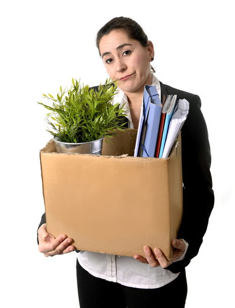 Vihainen Business nainen kuljettaa pahvilaatikkoa potkut Job
 - Valokuva, kuva
