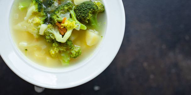 スープブロッコリーと野菜最初のコーススープは、部分的なサイズの天然物のベジタリアンを提供していませんテキストコピースペースのための肉トップビューの場所ケトまたはパレオダイエット - 写真・画像