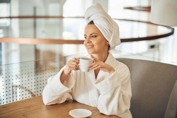Cheerful pretty lady holding a tea cup - Foto, imagen