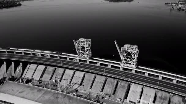 Su santralinin güç hatlarının üzerinden uç. Yüksek kontrastlı siyah beyaz görüntüler - Video, Çekim