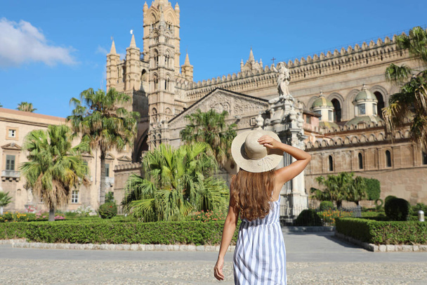 Gyönyörű lány látogat Palermo katedrális Szicíliában. Nyaralás Olaszországban. - Fotó, kép