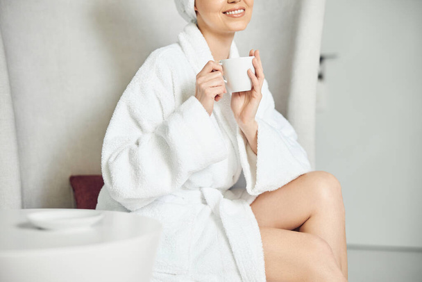 Nainen asiakas rentouttava kylpylä salonki - Valokuva, kuva
