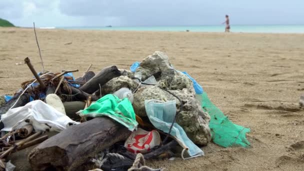 4K 、海上医療廃棄物、マスクやプラスチック手袋ゴミゴミ。コロナウイルスcovid-19汚染疾患環境。ビーチの海岸に投げ青の外科用マスクを使用しました。 - 映像、動画