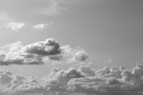 Az ég az eső előtt, a felhős drámai ég, sötét felhők textúra háttér - Fotó, kép