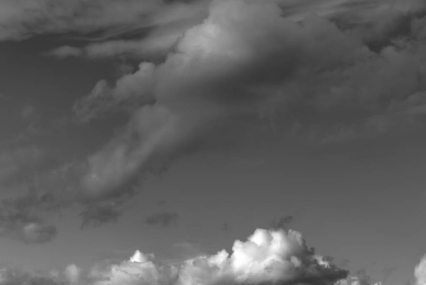 Небо перед дождем, облачное драматическое небо, темные облака на фоне текстуры - Фото, изображение