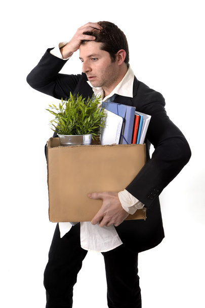 Грязный бизнесмен с картонной коробкой уволен с работы
 - Фото, изображение