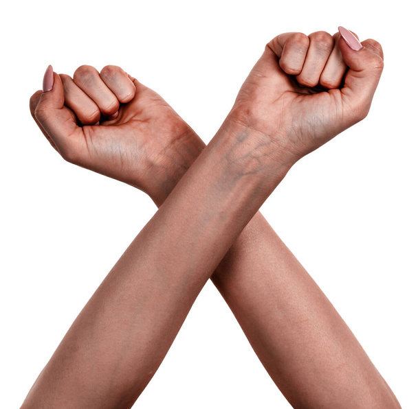 Női fekete kezek elszigetelt fehér háttér mutató gesztus szorított ököl. afrikai nő kezét mutató különböző gesztusok - Fotó, kép
