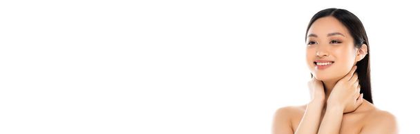 Panoramiczne ujęcie młodej azjatki dotykającej szyi odizolowanej na biało - Zdjęcie, obraz