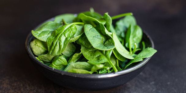 шпинат зеленый сочный листья органический салат, обслуживающий размер натурального продукта вид сверху скопировать пространство для текста кето или палео диеты сырой - Фото, изображение