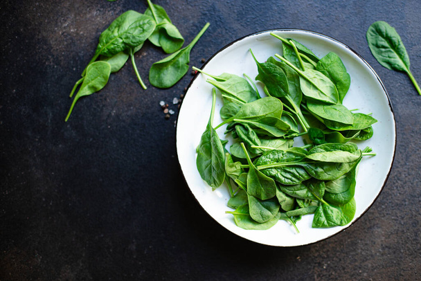 spinazie groene sappige bladeren biologische salade portie grootte natuurlijke product bovenaanzicht kopieerruimte voor tekst keto of paleo dieet rauw - Foto, afbeelding