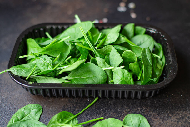 Spinat grün saftige Blätter Bio-Salat Portionsgröße Naturprodukt Draufsicht Kopierplatz für Text Keto oder Paläo-Diät roh - Foto, Bild