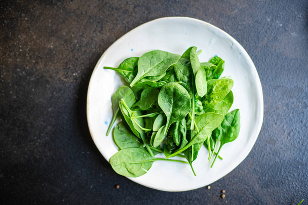 espinafre folhas suculentas verdes salada orgânica tamanho porção produto natural vista superior espaço de cópia para keto texto ou dieta paleo cru - Foto, Imagem