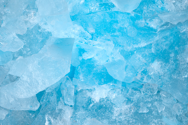 Trozos de vidrio de hielo azul triturado agrietan la textura del fondo. primer plano agua congelada - Foto, imagen