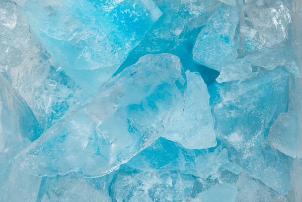 Palaset murskattua sinistä jäätä lasi halkeamia tausta rakenne. lähikuva jäädytetty vesi - Valokuva, kuva