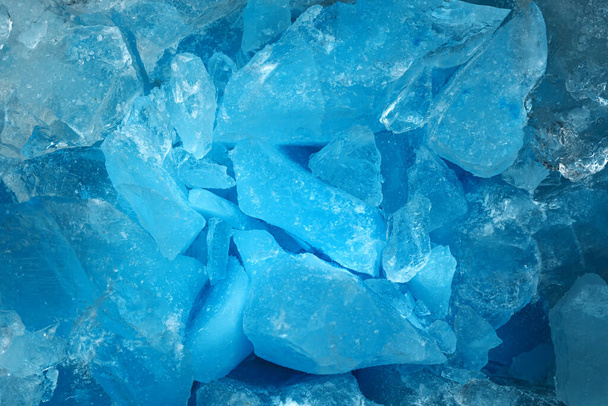 Pezzi di vetro di ghiaccio blu frantumato crepe sfondo texture. primo piano acqua congelata - Foto, immagini