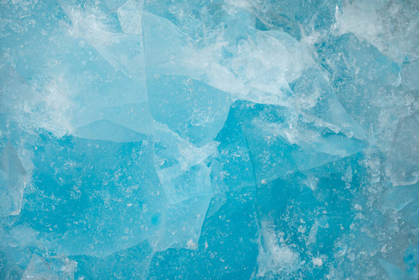 Trozos de vidrio de hielo azul triturado agrietan la textura del fondo. primer plano agua congelada - Foto, Imagen