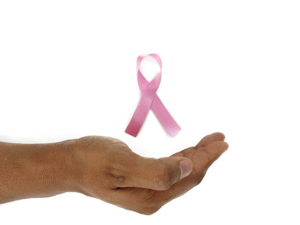 Символ информированности о раке груди розовой ленты, хранящийся между руками, как Концепция поддержки и ухода - Фото, изображение