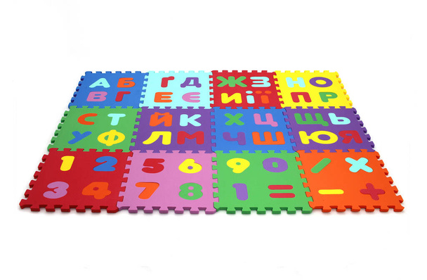 alfombra del rompecabezas - elementos blandos multicolores letras y números sobre un fondo blanco - Foto, Imagen
