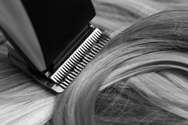 Cheveux blonds et tondeuse pour femmes avec des pièces jointes si proches - Photo, image