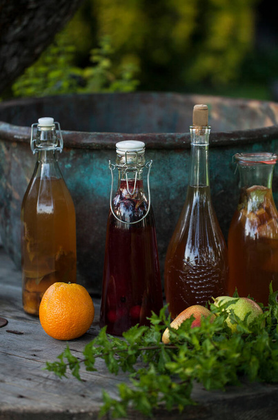 Kombucha farklı aromalı ikinci fermente meyve çayı. Sağlıklı probiyotik aromalı içecek. - Fotoğraf, Görsel