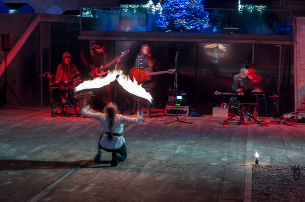 Timisoara, Romênia - 19 de dezembro de 2017: Trilhas de incêndio abstratas em um show de incêndio. Pintura leve. Longa exposição. Desfoque de movimento. - Foto, Imagem