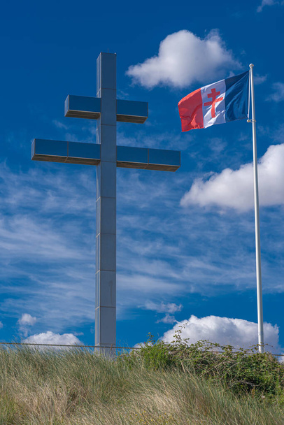 Courseulles-Sur-Mer, Γαλλία - 08 04 2020: Σταυρός της Λωρραίνης και σημαίες κατά μήκος της παραλίας Juno - Φωτογραφία, εικόνα