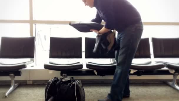 ember alszik a repülőtéren - Felvétel, videó
