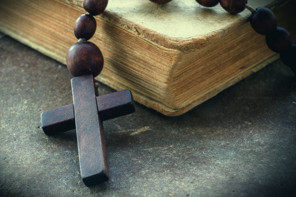 Cierra el rosario y la Biblia. Enfoque selectivo en cruz. Cristianismo, religión, concepto de fe.  - Foto, imagen