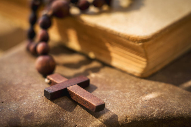 Rozenkrans kruis tegen Bijbelse achtergrond als symbool van overwinning op de dood. - Foto, afbeelding