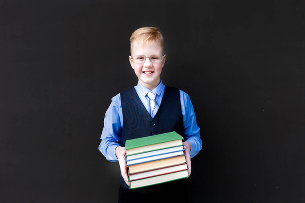 el niño en uniforme escolar con libros de vuelta a la escuela - Foto, Imagen