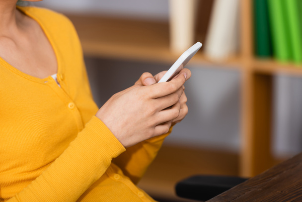 visão cortada de mulher jovem conversando no smartphone em casa, foco seletivo - Foto, Imagem