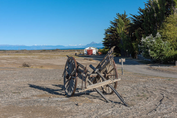 a single axle antique wooden horse cart, Patagonia, Argentina - Foto, immagini