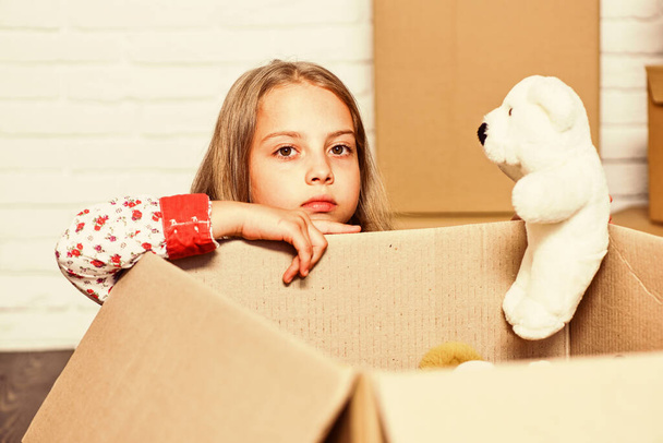 after toy shop. happy child cardboard box. purchase of new habitation. happy little girl with toy. repair of room. new apartment. Cardboard boxes - moving to new house - Фото, изображение