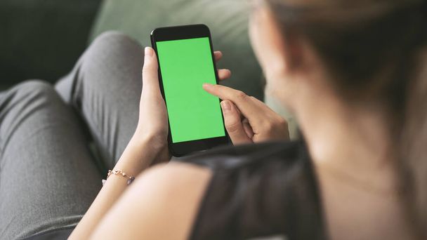 Junge Frau benutzt Handy mit Chroma-Keyscreen - Foto, Bild