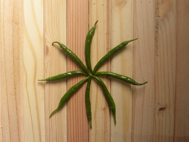 Color verde chiles enteros crudos sobre fondo de madera - Foto, Imagen