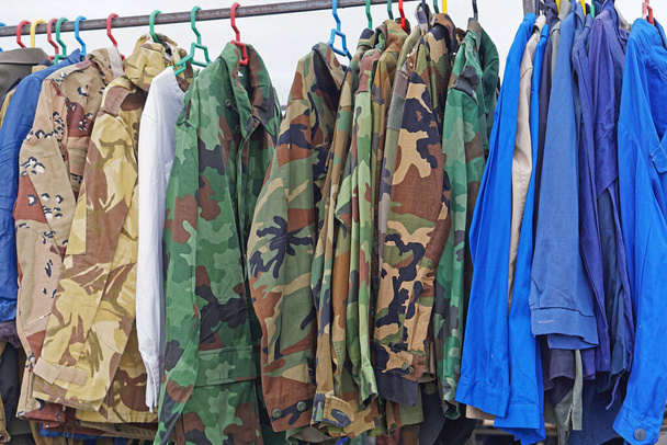 Camouflage kleding shirts en jassen opknoping op kleding rails - Foto, afbeelding