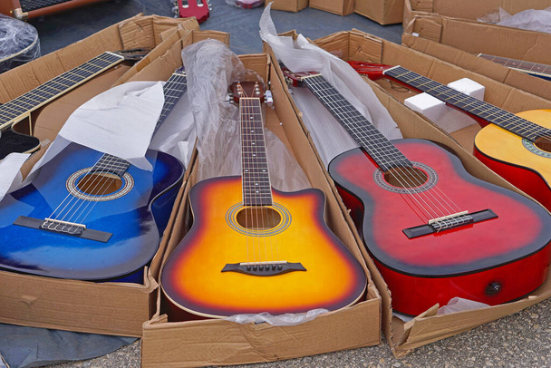 Wiele nowych kolorowych gitar instrumentów muzycznych na sprzedaż - Zdjęcie, obraz