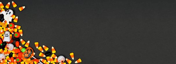 Cadılar Bayramı şeker köşesi afişi. Kopyalama alanı olan siyah bir arkaplanda en üstteki görünüm. - Fotoğraf, Görsel