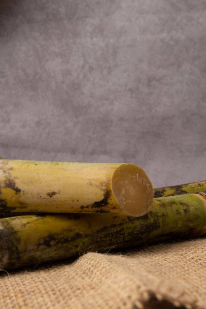 Cachaca on tyypillinen Brasiliassa valmistettu alkoholijuoma, joka on valmistettu sokeriruo 'osta. Perinteinen juoma Brasiliasta puinen pöytä. - Valokuva, kuva