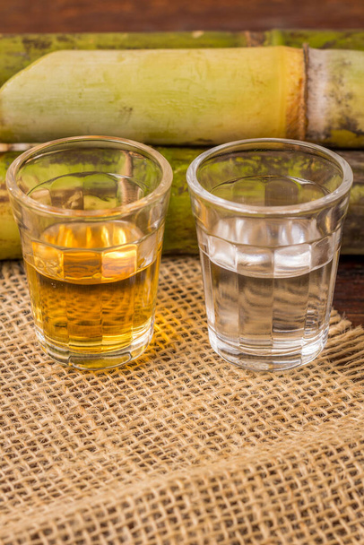 カチャカ(Cachaca)は、ブラジルでサトウキビで作られた典型的なアルコール飲料の名前である。木製のテーブルの上にブラジルから伝統的な飲み物. - 写真・画像