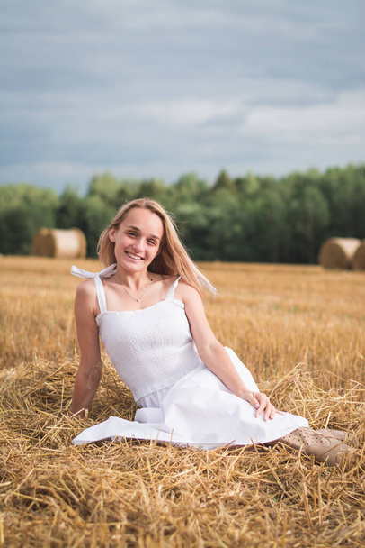 Happy woman enjoying life in golden wheat field - Φωτογραφία, εικόνα