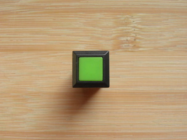 Modulo interruttore pulsante elettronico colore verde - Foto, immagini