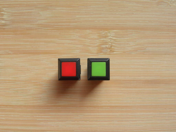 赤と緑の色の電子プッシュボタンスイッチモジュール - 写真・画像