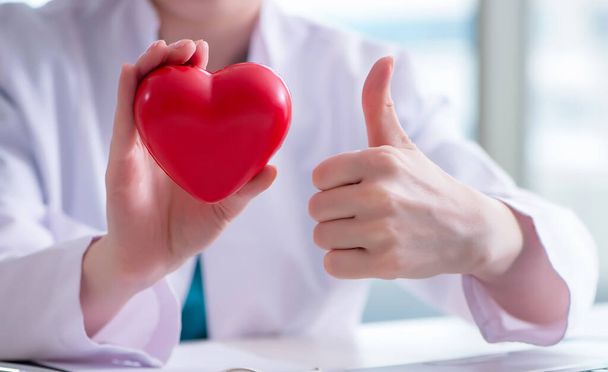 Arzt prüft Herz in medizinischem Konzept - Foto, Bild