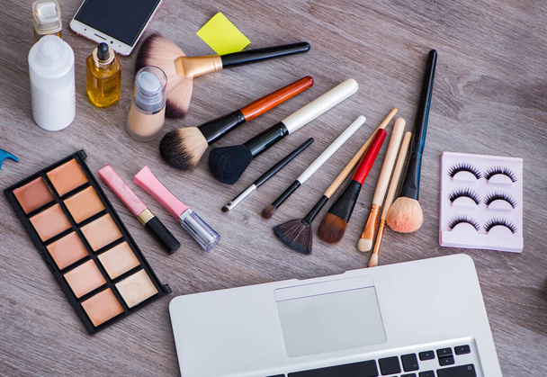 Fashion blogger met make-up accessoires - Foto, afbeelding