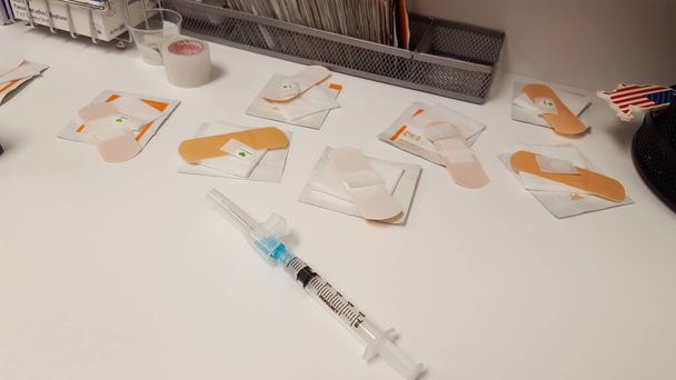 Grippe-Impfstoff in Spritze zur Verabreichung bereit - Foto, Bild