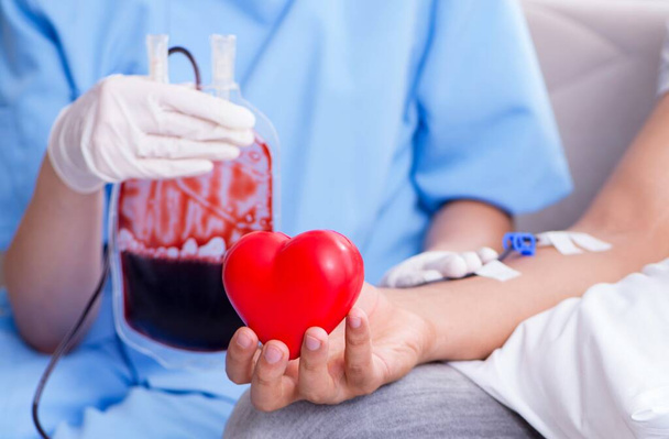 transfuzja krwi u pacjenta w klinice szpitalnej - Zdjęcie, obraz