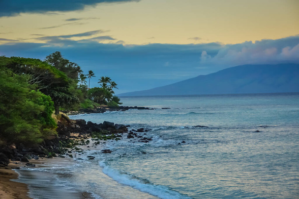 Пляж Кагана в Мауї (Гавайські острови) з видами островів Молокай і Ланаї.. - Фото, зображення
