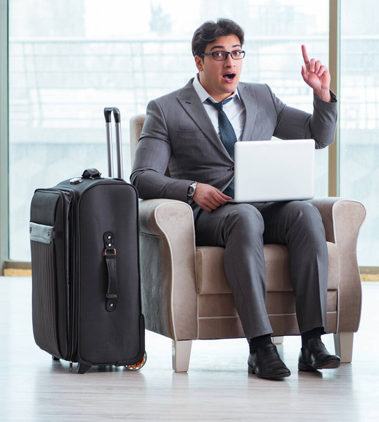 Νεαρός επιχειρηματίας στο business lounge του αεροδρομίου περιμένει την πτήση - Φωτογραφία, εικόνα