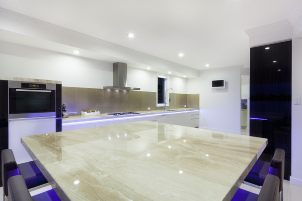 Moderne Led verlicht keuken - Foto, afbeelding